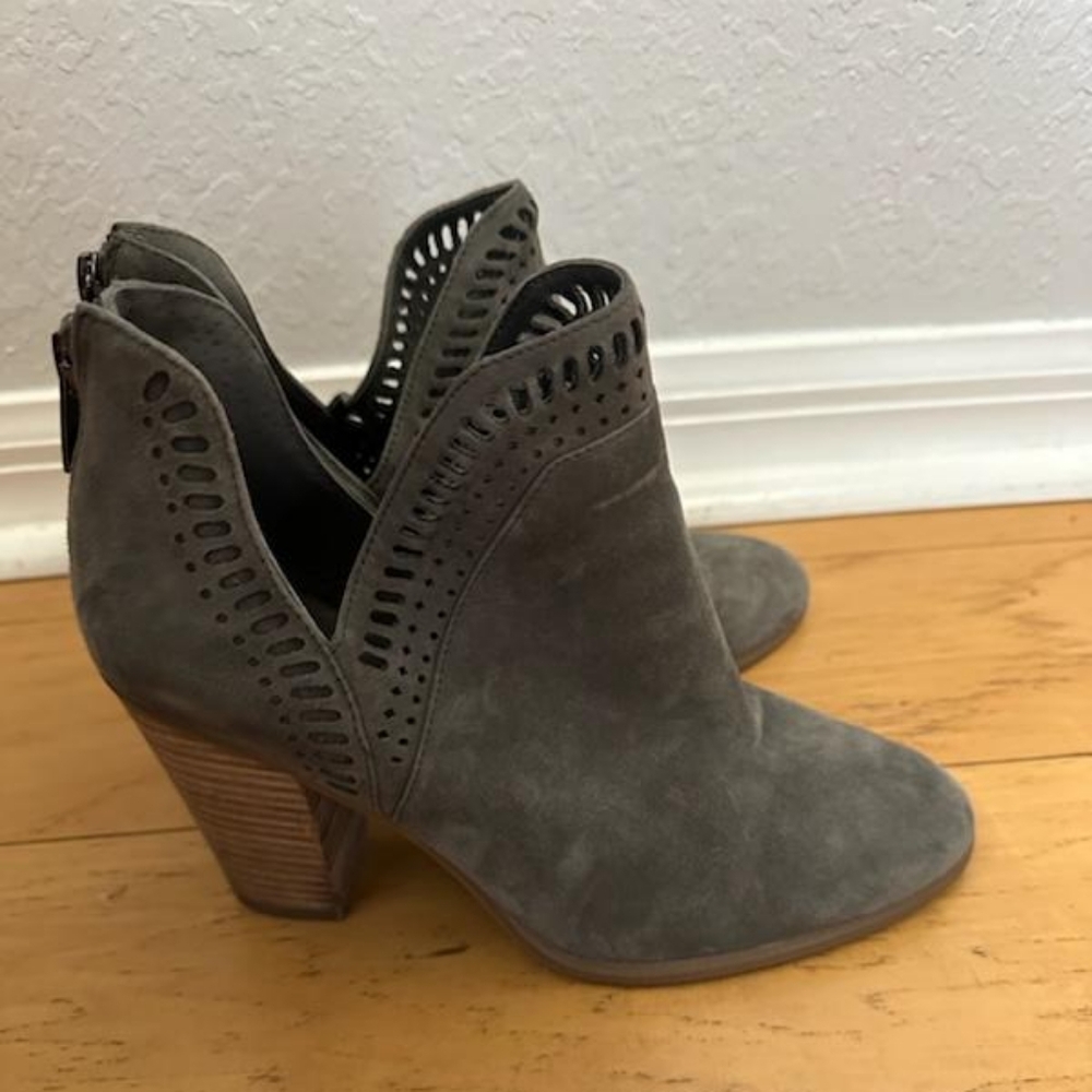 Vince Camuto Booties sz 8